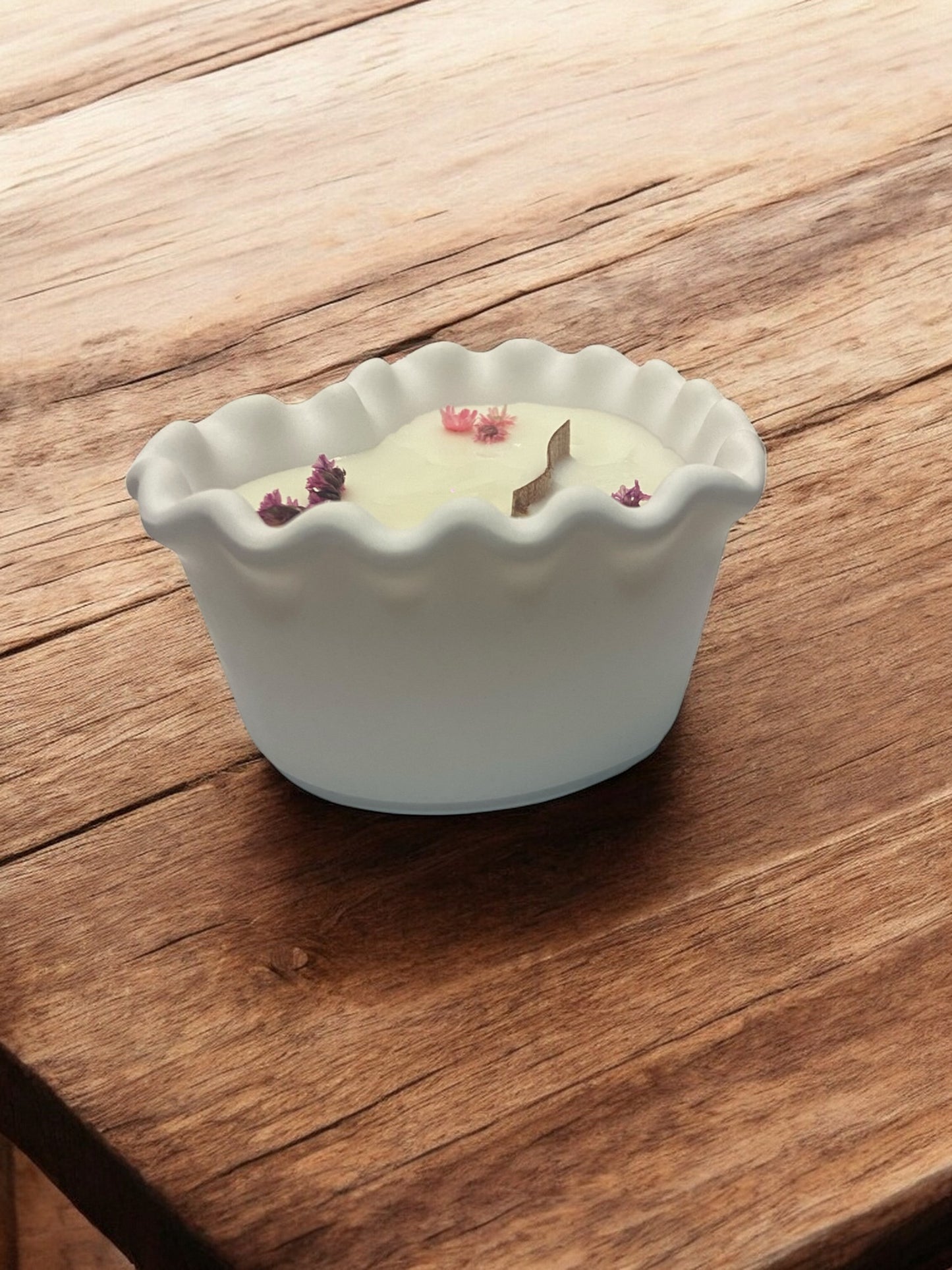 Vela de corazón con flores. Fragancia: Explosión de Flores. Flores decorativas y mecha de madea ondulada.