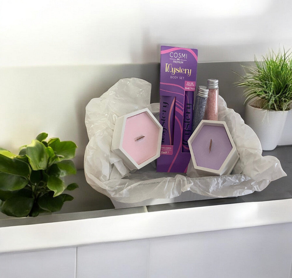 Set de baño Gel y Colonia Mystery Cosmi, velas de frutos del bosque de Luna de Lobos y sales de baño.