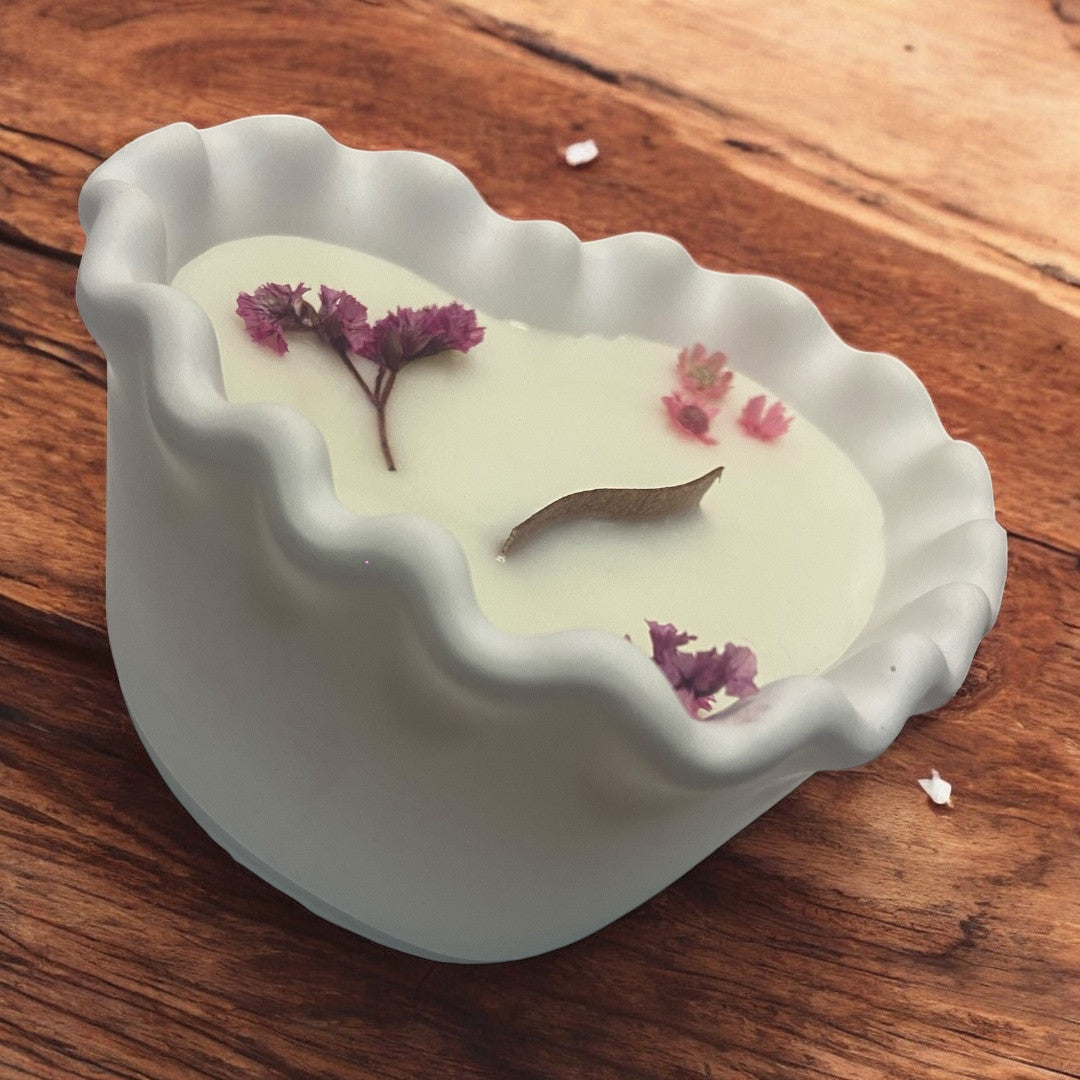 Vela de corazón con flores. Fragancia: Explosión de Flores. Flores decorativas y mecha de madea ondulada.