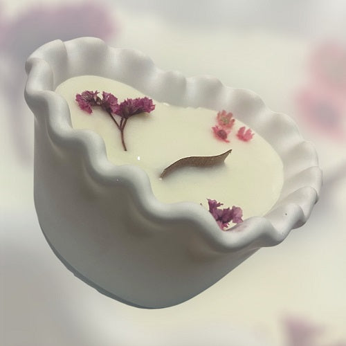 Vela de corazón con flores. Fragancia: Explosión de Flores. Flores decorativas y mecha de madea ondulada.