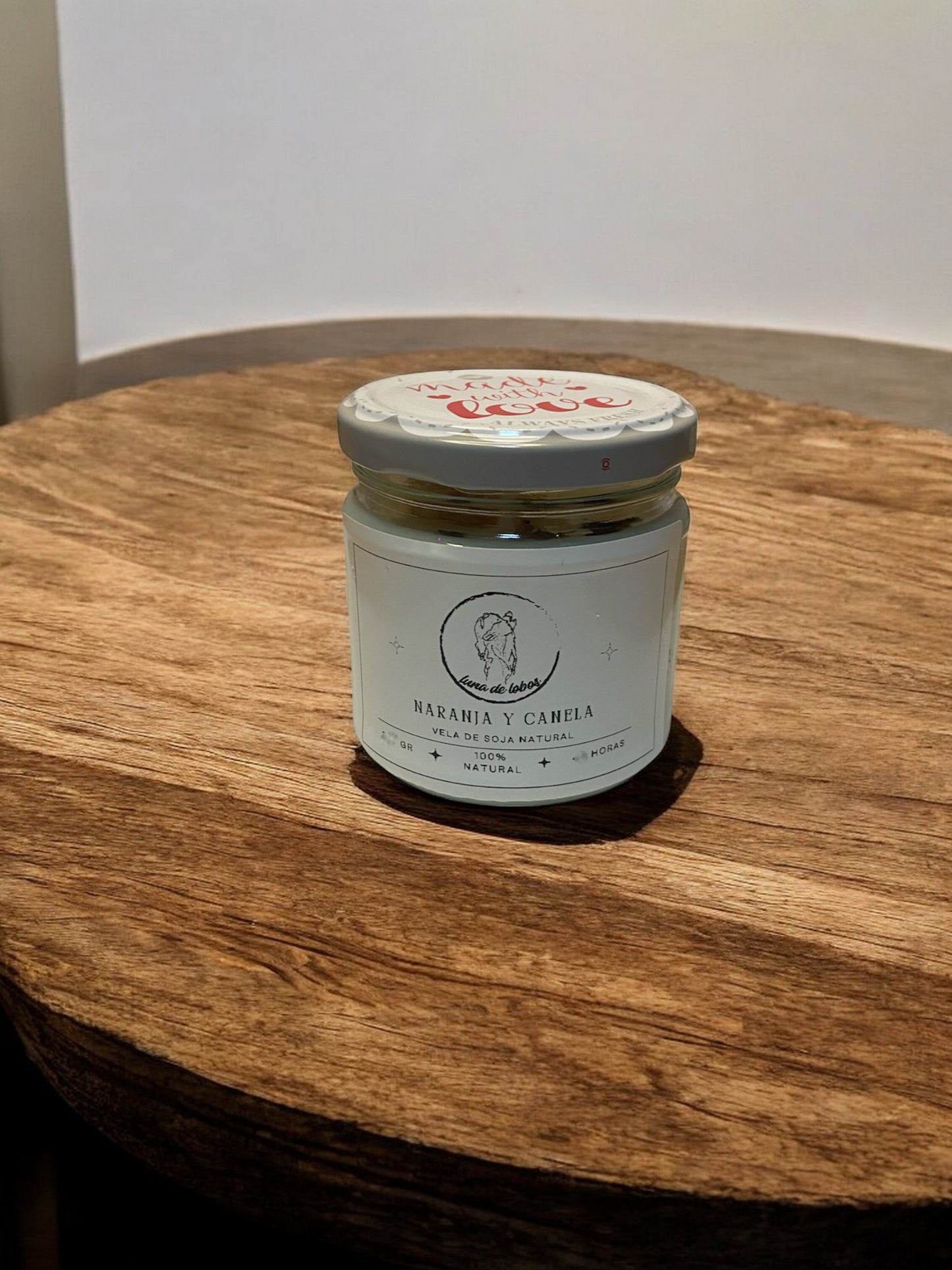 Vela Naranja y Canela by Luna de Lobos - Vela aromática con chips de canela y trocito de naranja seca.