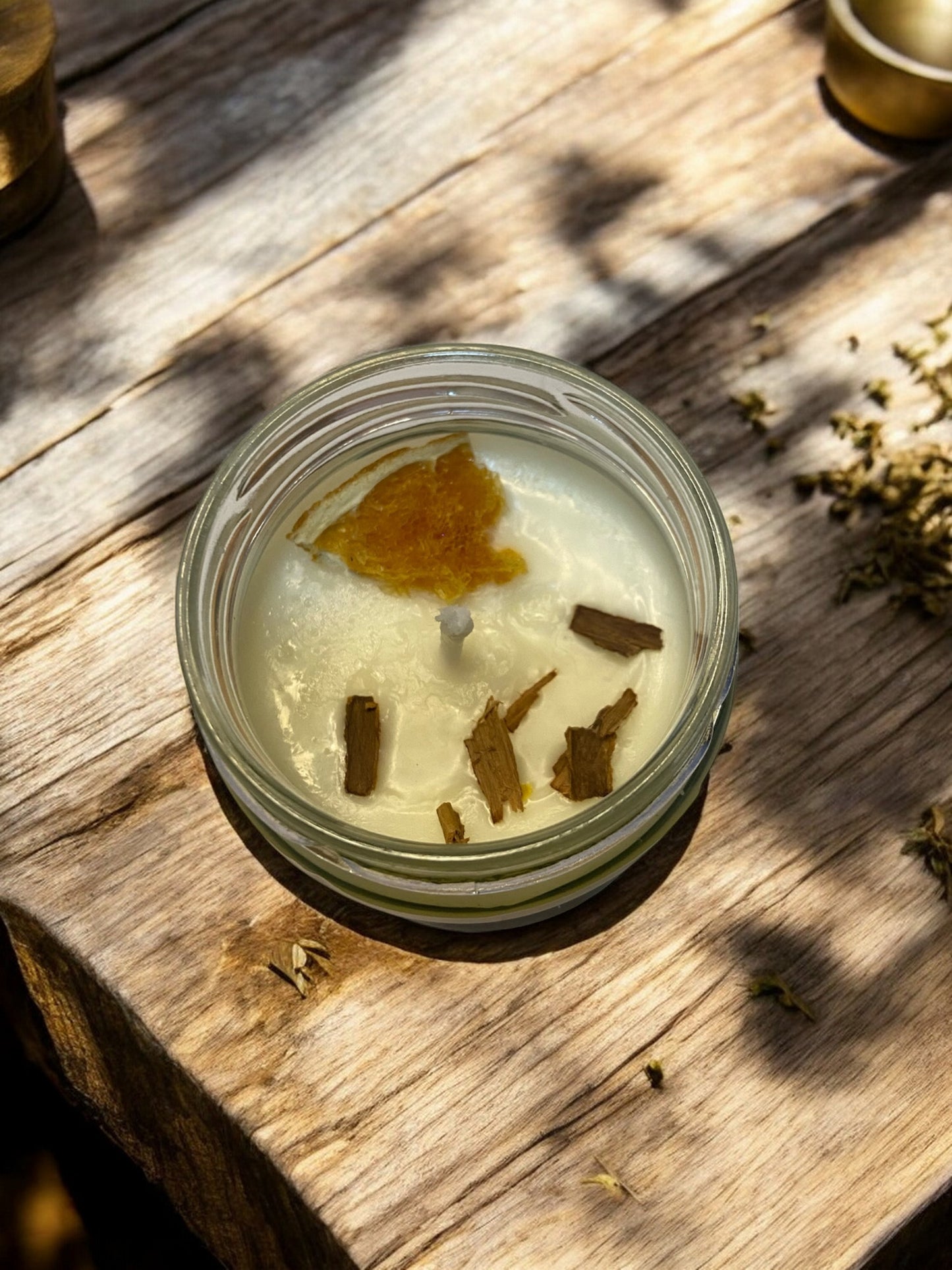 Vela Naranja y Canela by Luna de Lobos - Vela aromática con chips de canela y trocito de naranja seca.
