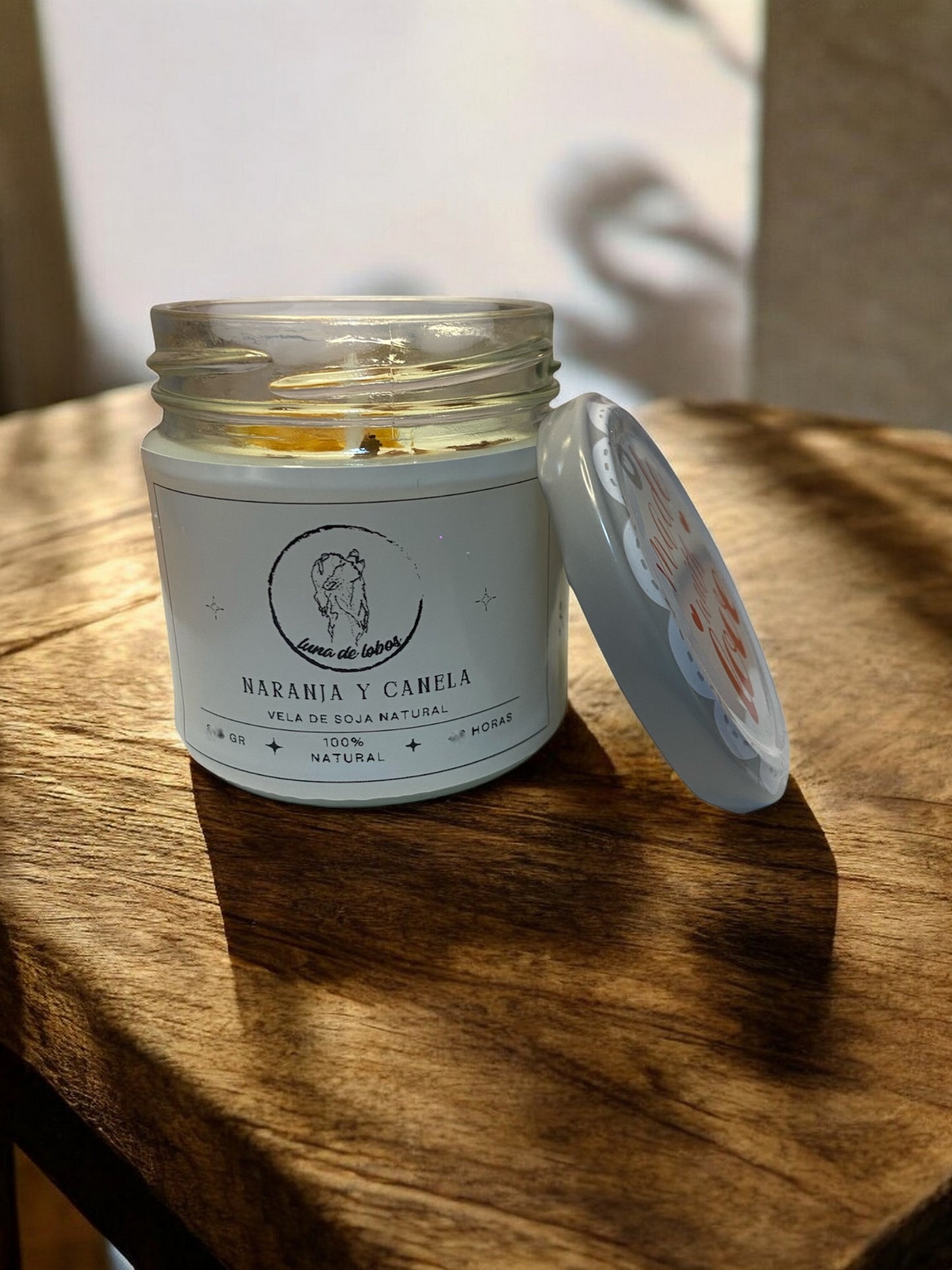Vela Naranja y Canela by Luna de Lobos - Vela aromática con chips de canela y trocito de naranja seca.