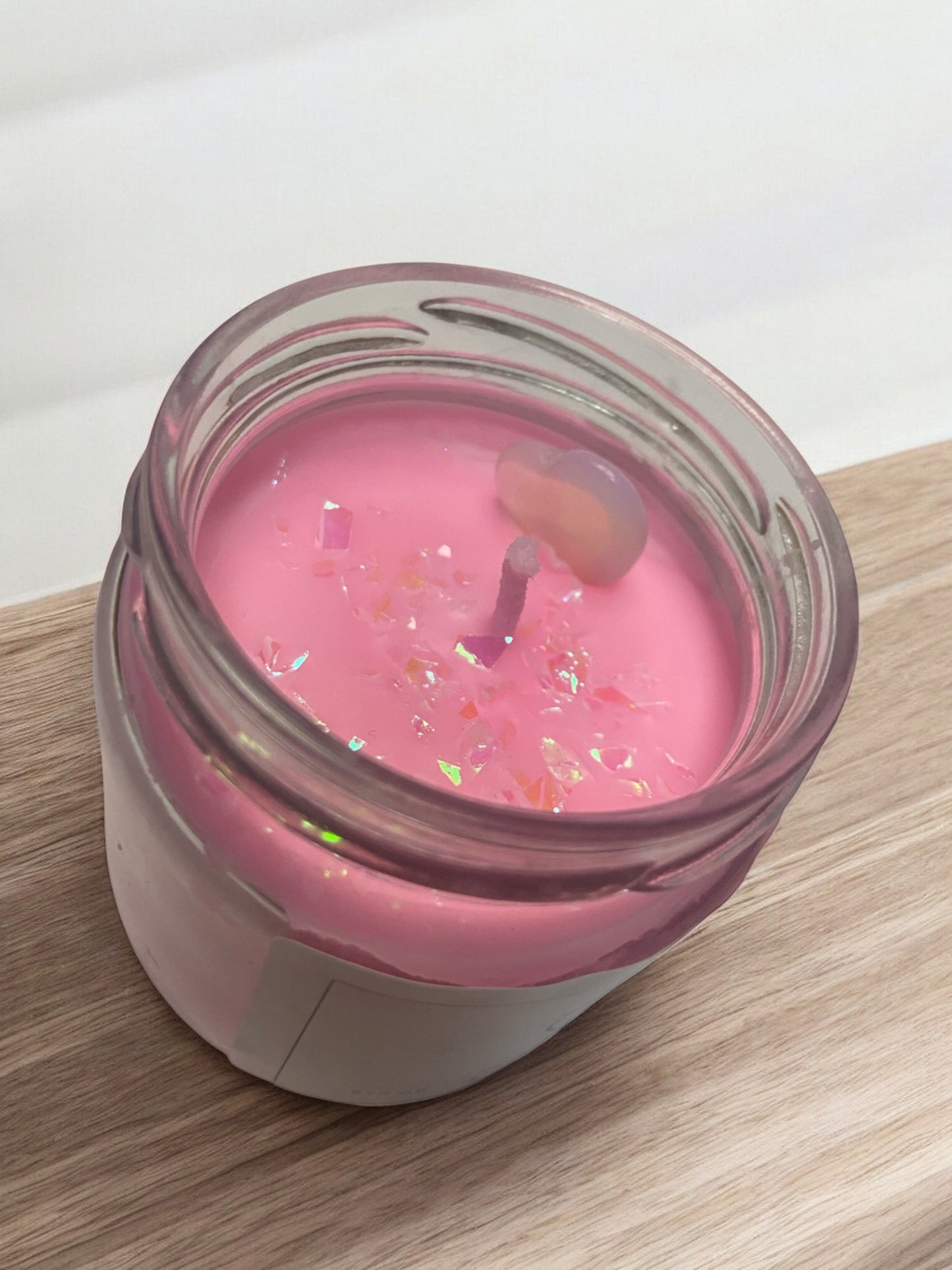 Vela aromática de chicle con piedra de ópalo en forma de corazón