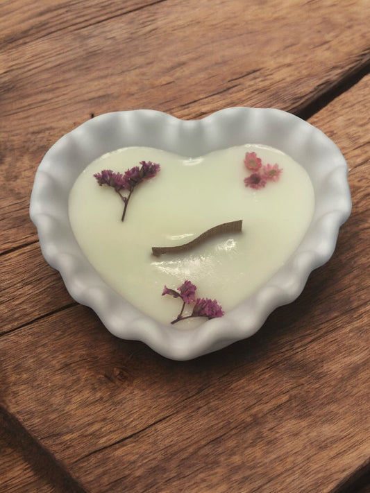 Vela de corazón con flores. Fragancia: Explosión de Flores. Flores decorativas y mecha de madea ondulada.