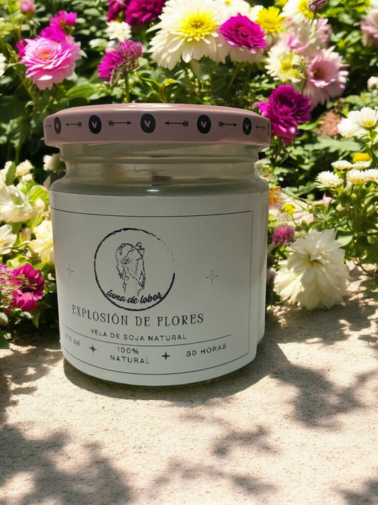 Vela de Explosión de Flores by Luna de Lobos. - Disfruta de esta vela aromática con fragancia floral, flores decorativas y piedra energética de ópalo en forma de corazón.