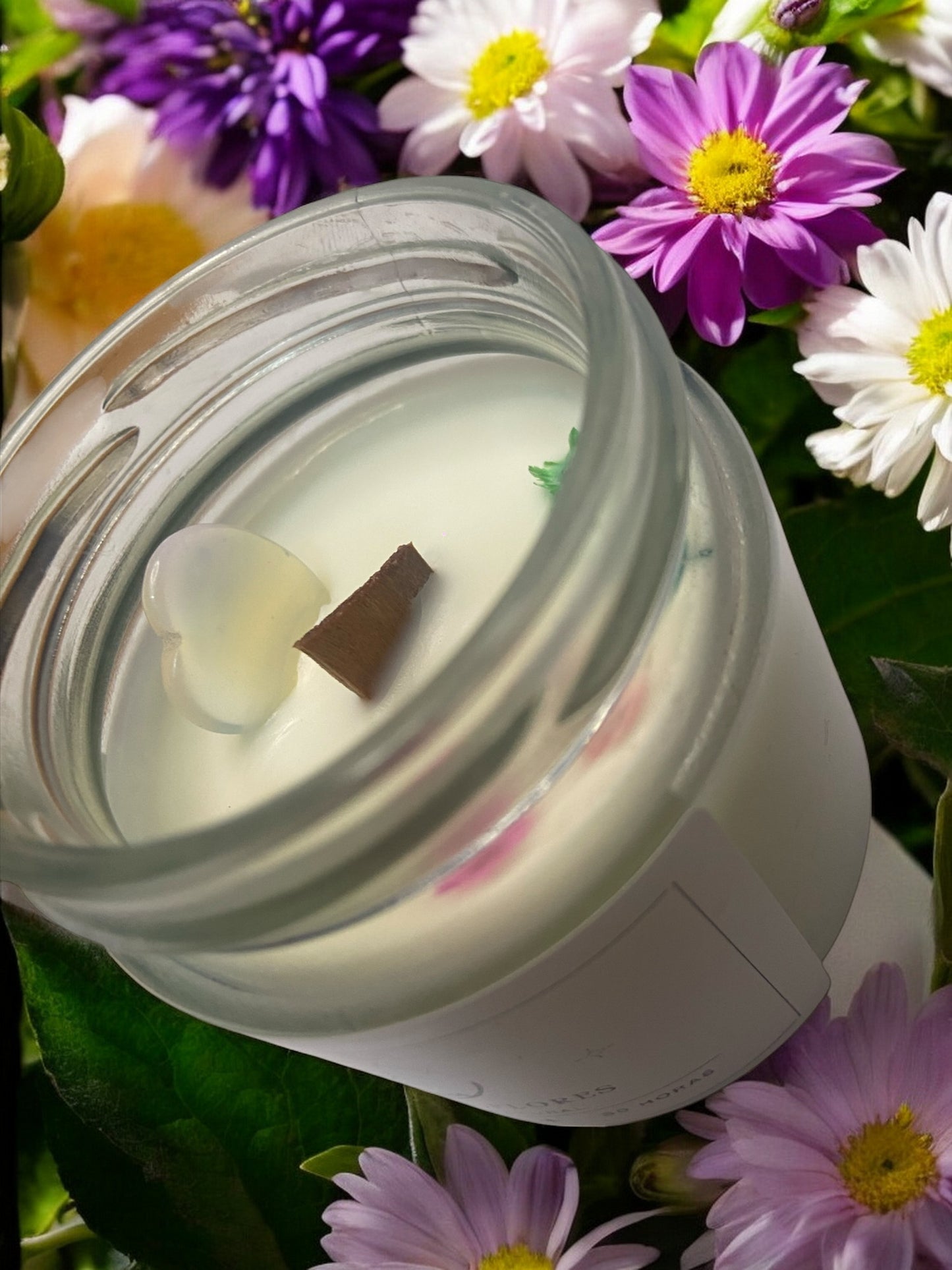Vela de Explosión de Flores by Luna de Lobos. - Disfruta de esta vela aromática con fragancia floral, flores decorativas y piedra energética de ópalo en forma de corazón.