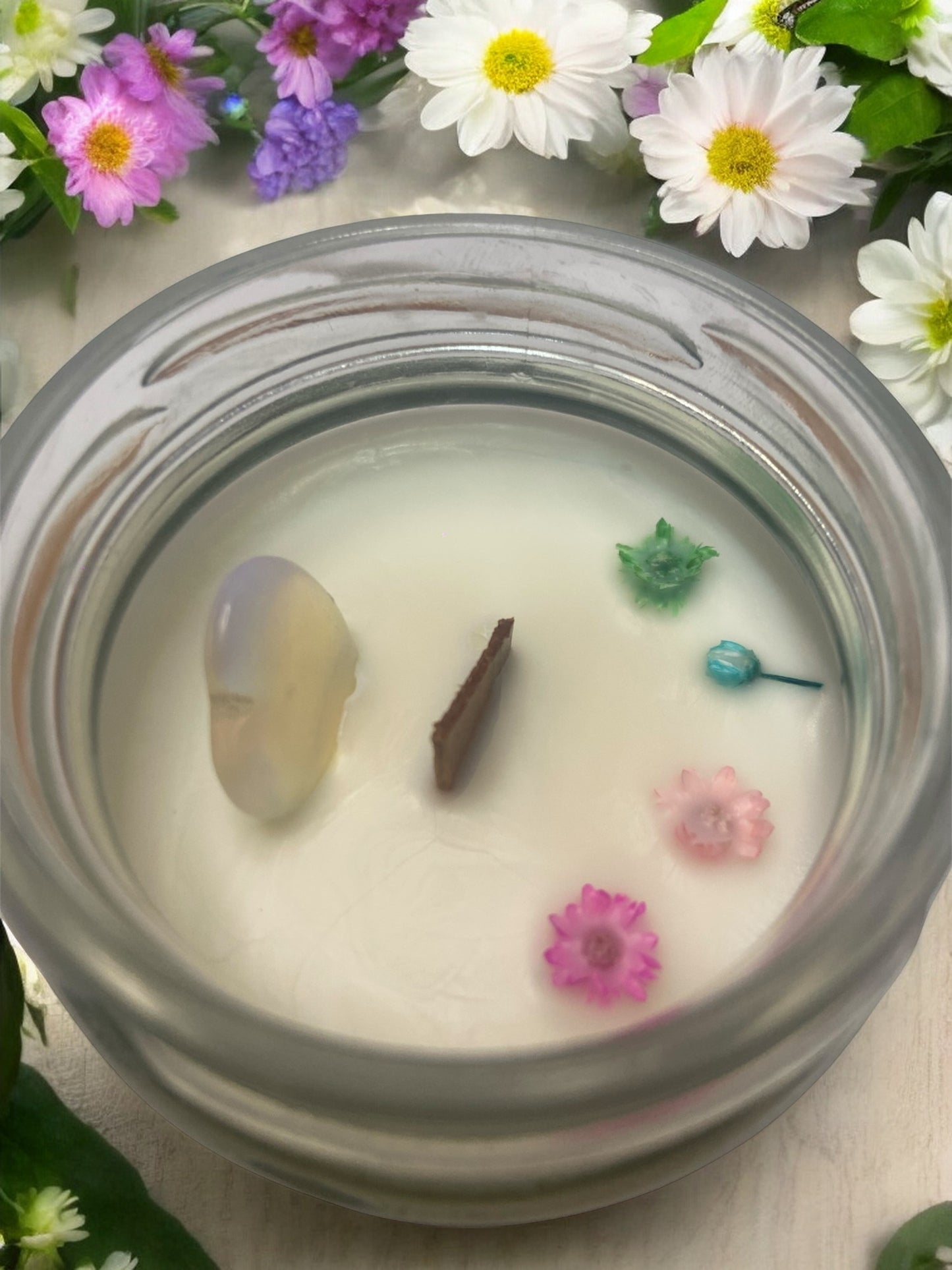 Vela de Explosión de Flores by Luna de Lobos. - Disfruta de esta vela aromática con fragancia floral, flores decorativas y piedra energética de ópalo en forma de corazón.