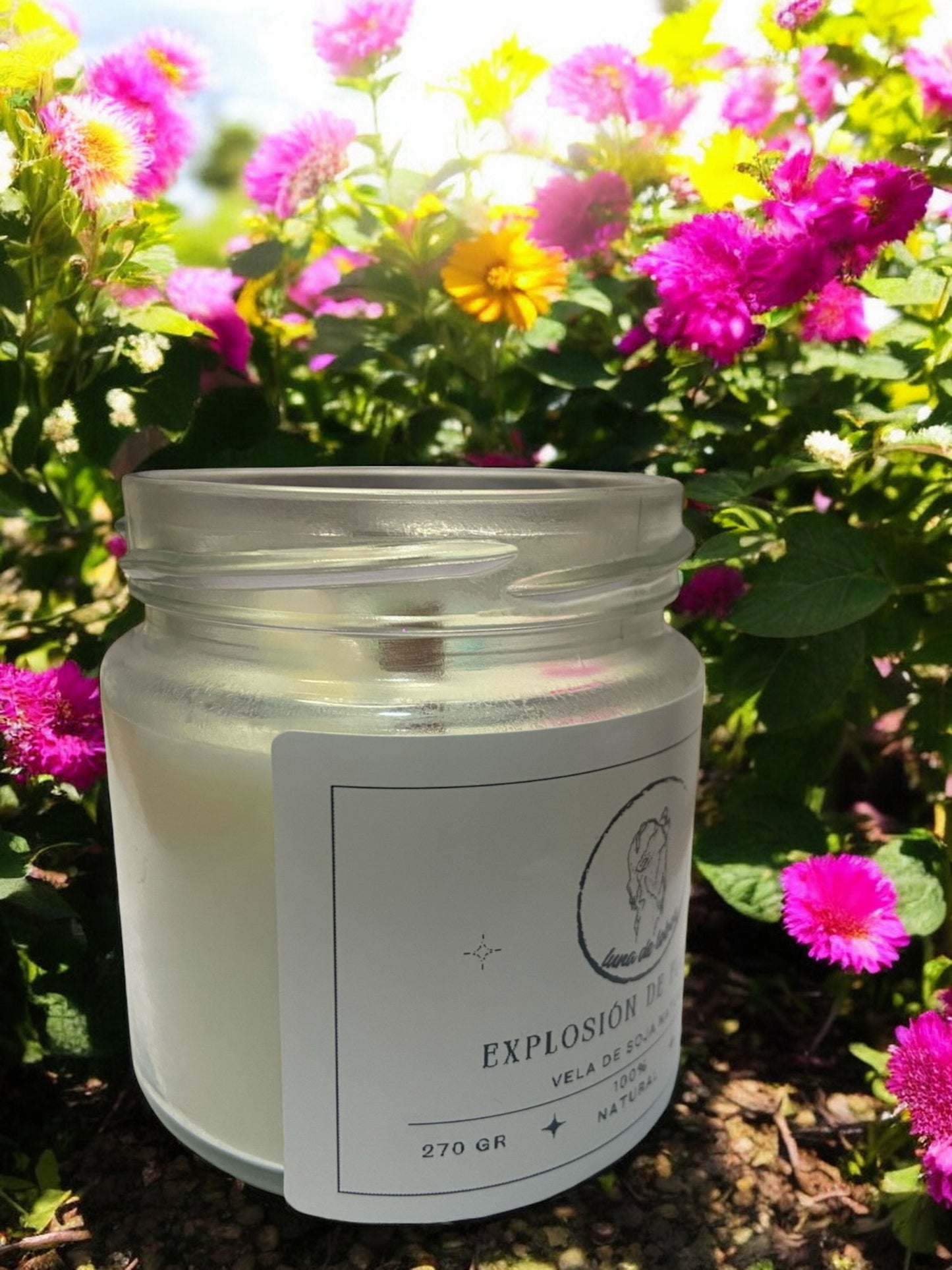 Vela de Explosión de Flores by Luna de Lobos. - Disfruta de esta vela aromática con fragancia floral, flores decorativas y piedra energética de ópalo en forma de corazón.