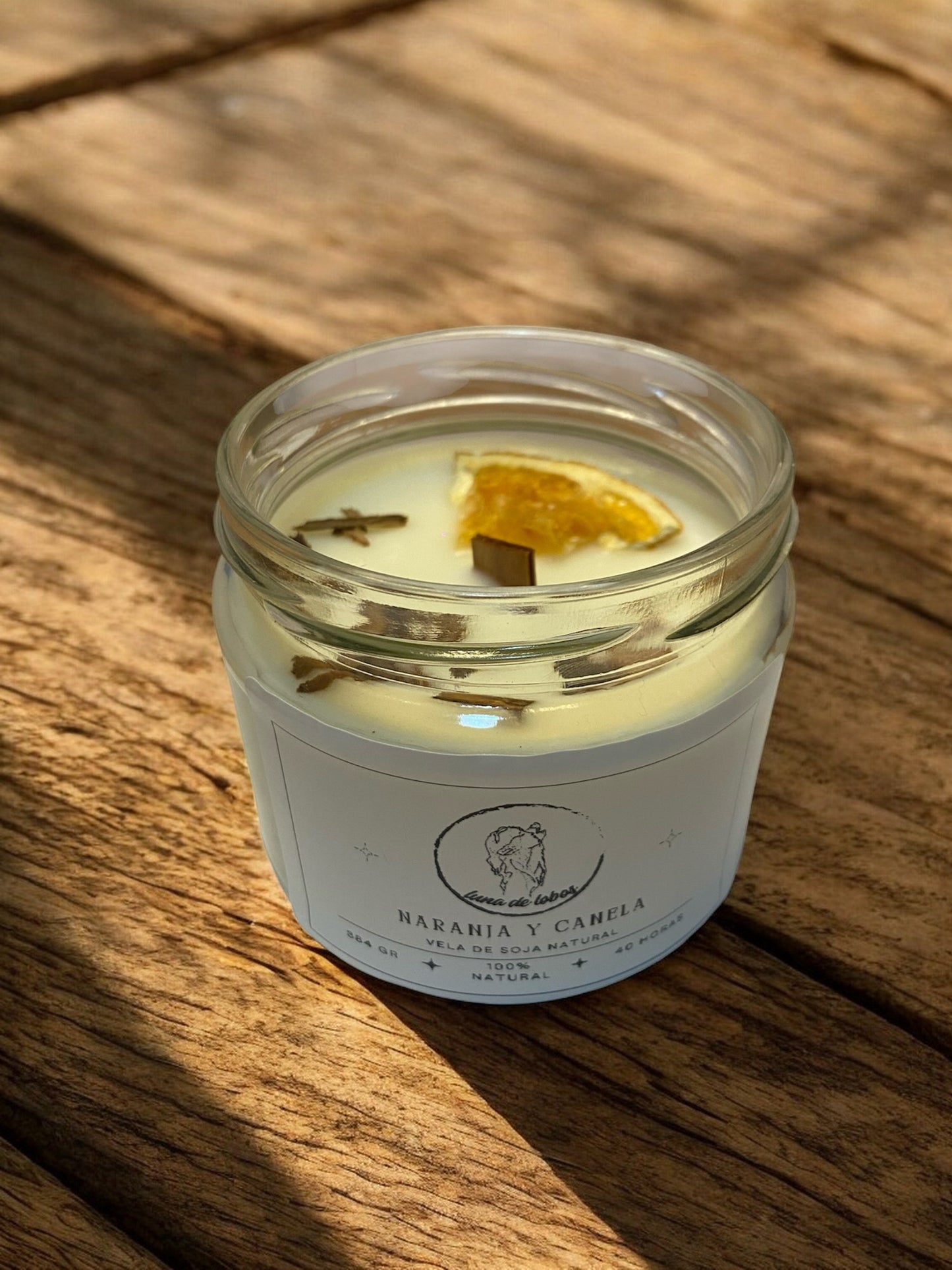 Vela Naranja y Canela by Luna de Lobos - Vela aromática con chips de canela y trocito de naranja seca.