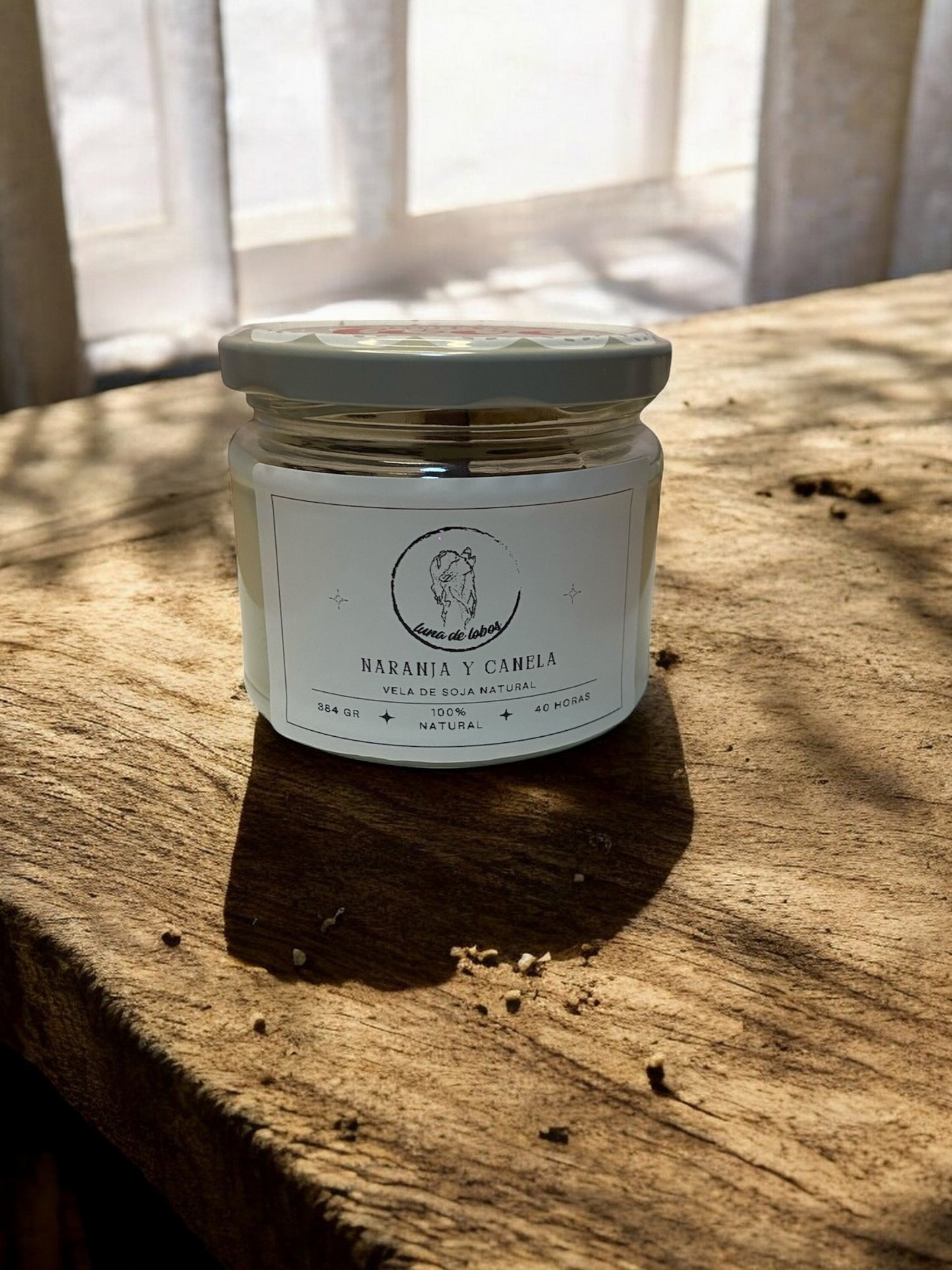 Vela Naranja y Canela by Luna de Lobos - Vela aromática con chips de canela y trocito de naranja seca.