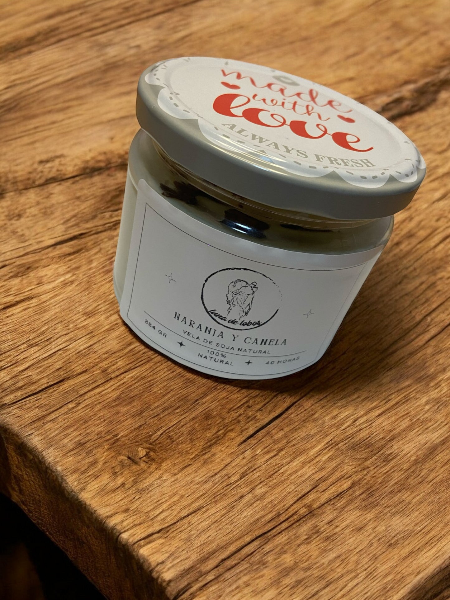 Vela Naranja y Canela by Luna de Lobos - Vela aromática con chips de canela y trocito de naranja seca.
