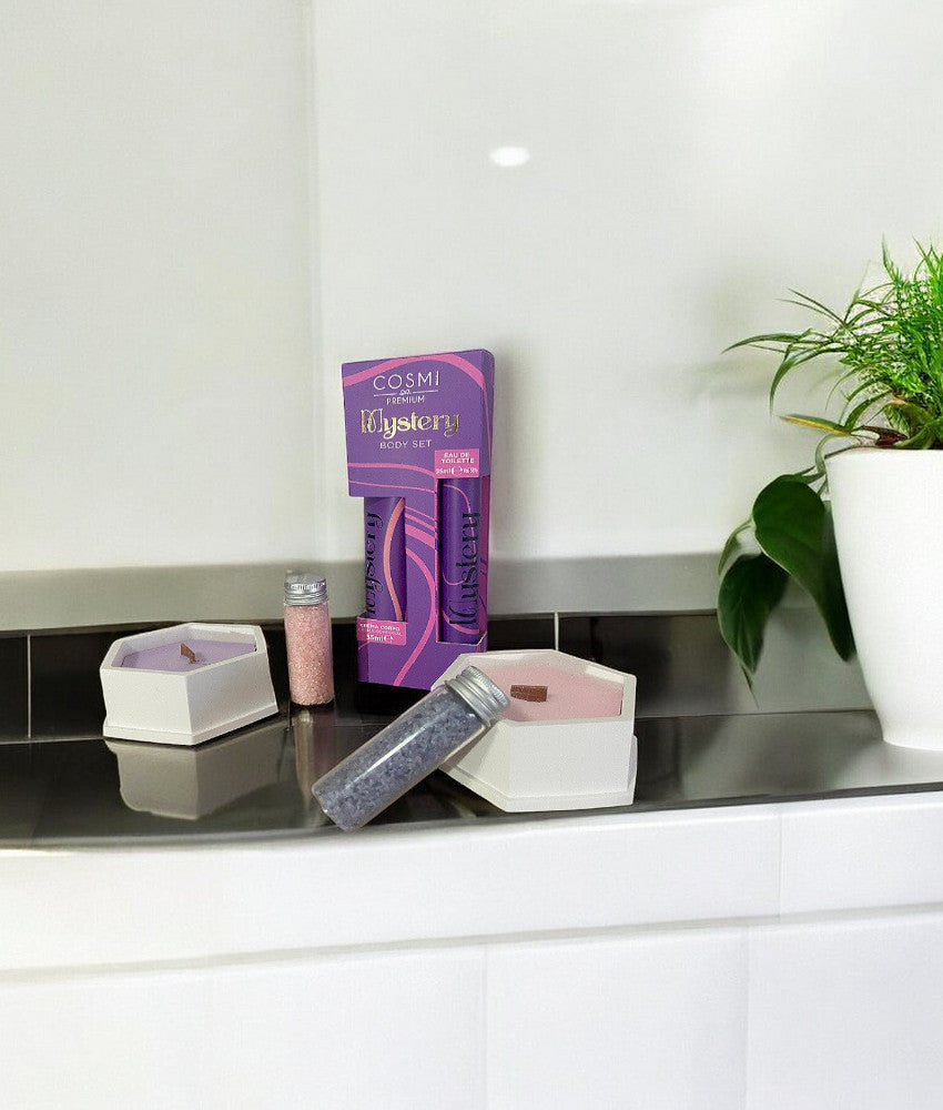Set de baño Gel y Colonia Mystery Cosmi, velas de frutos del bosque de Luna de Lobos y sales de baño.