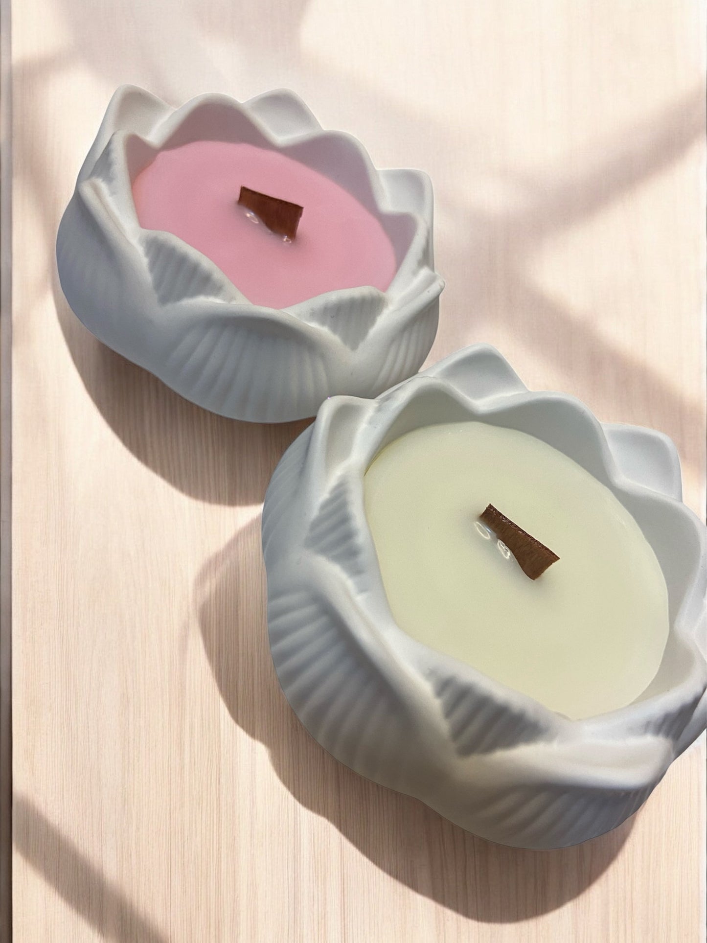 Pack flor de loto by Luna de Lobos - Disfruta de estas dos velas con fragancia de orquídeas y dale un toque decorativo a tu hogar a la vez que aromático.