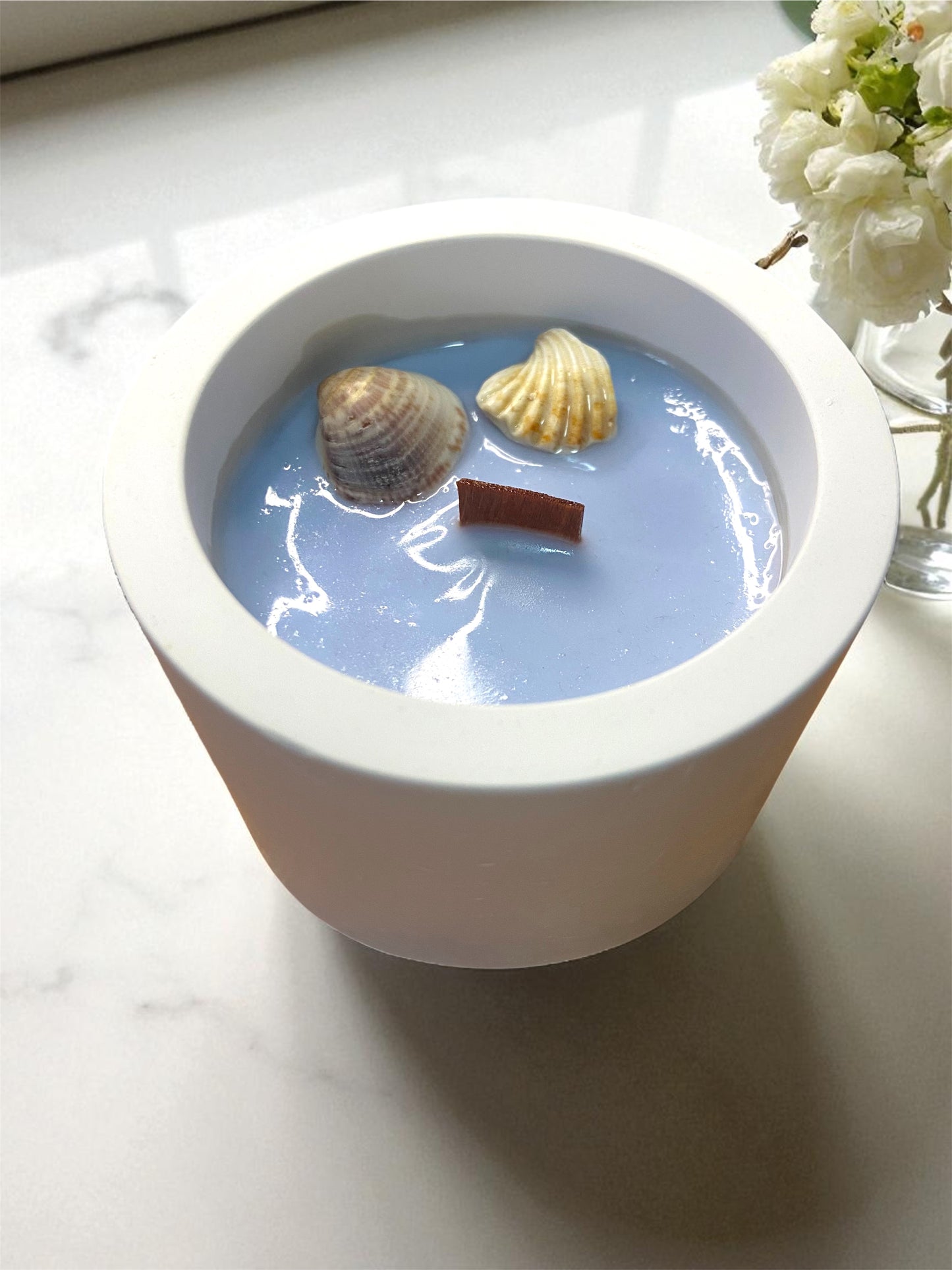 Vela redonda azul con conchas marinas naturales