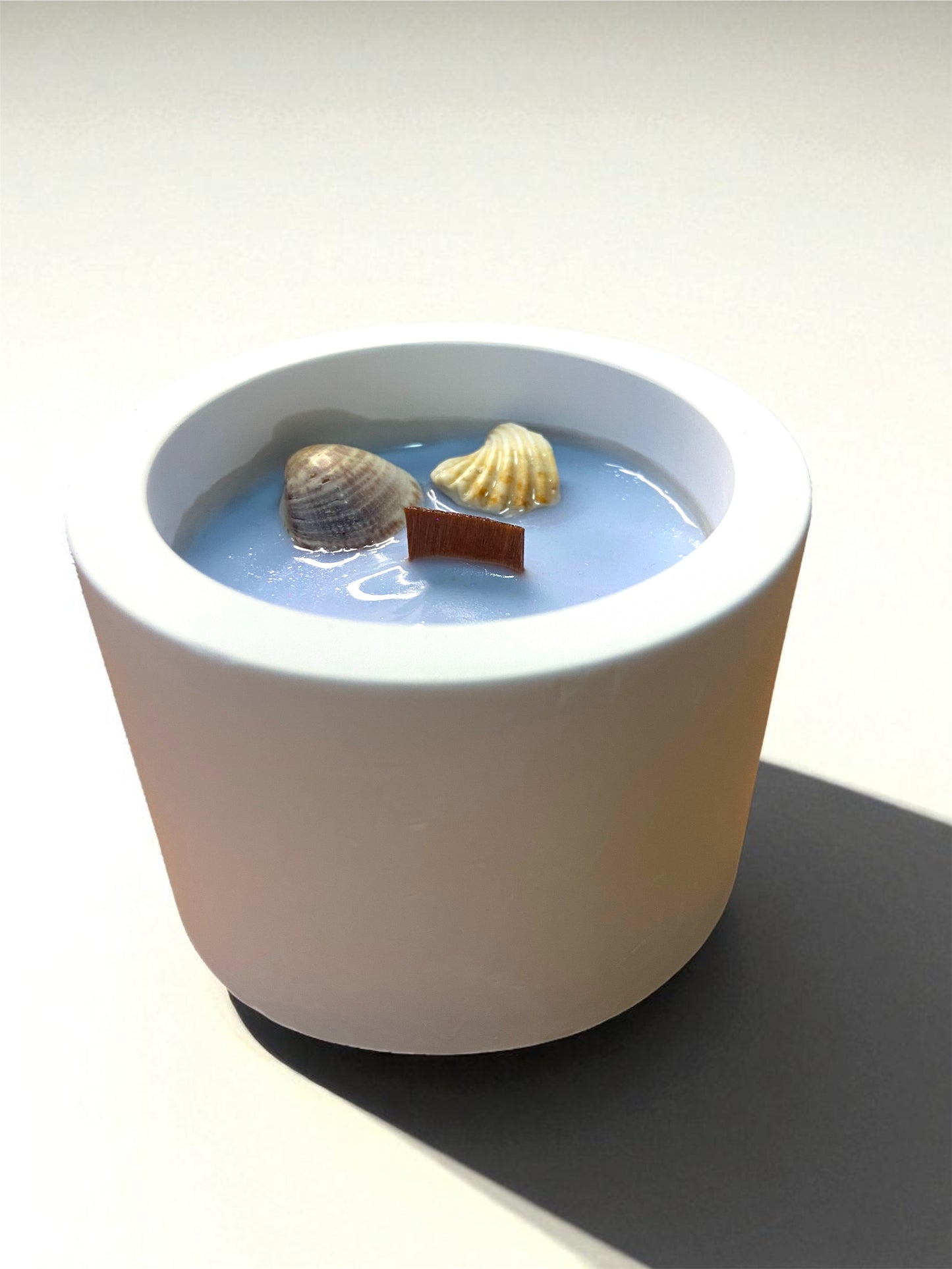 Vela redonda azul con conchas marinas naturales