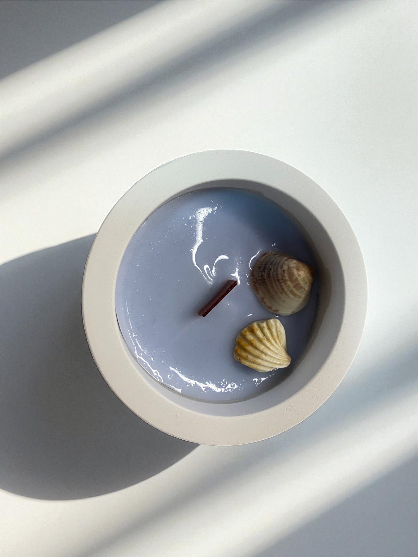 Vela redonda azul con conchas marinas naturales