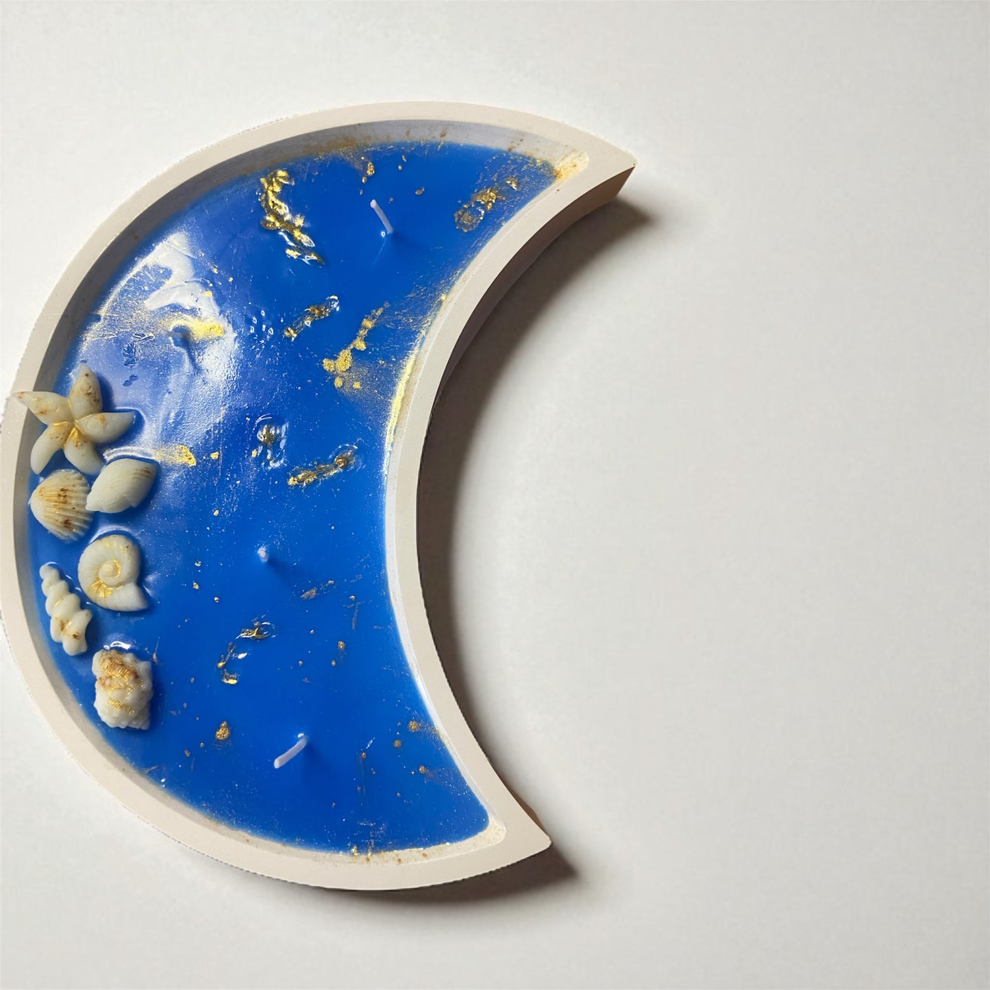 Vela Noches de Bohemia – Luna azul con conchas y oro vegetal
