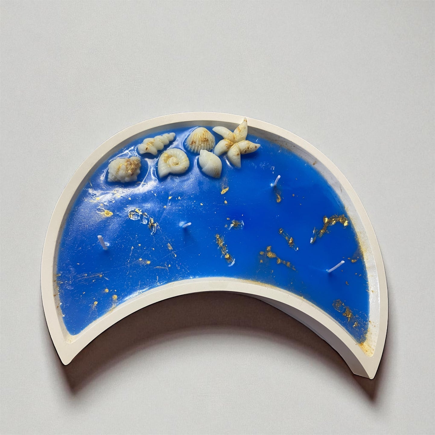 Vela Noches de Bohemia – Luna azul con conchas y oro vegetal