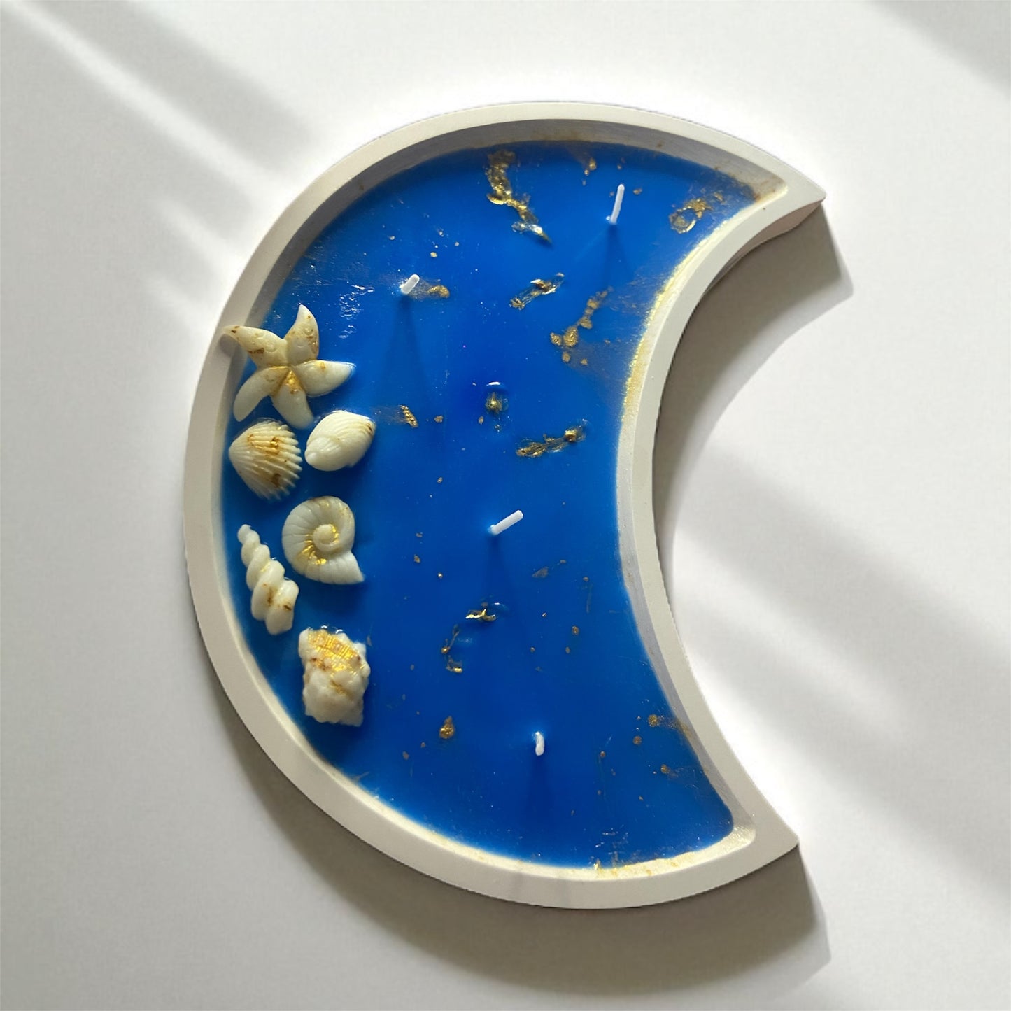 Vela Noches de Bohemia – Luna azul con conchas y oro vegetal
