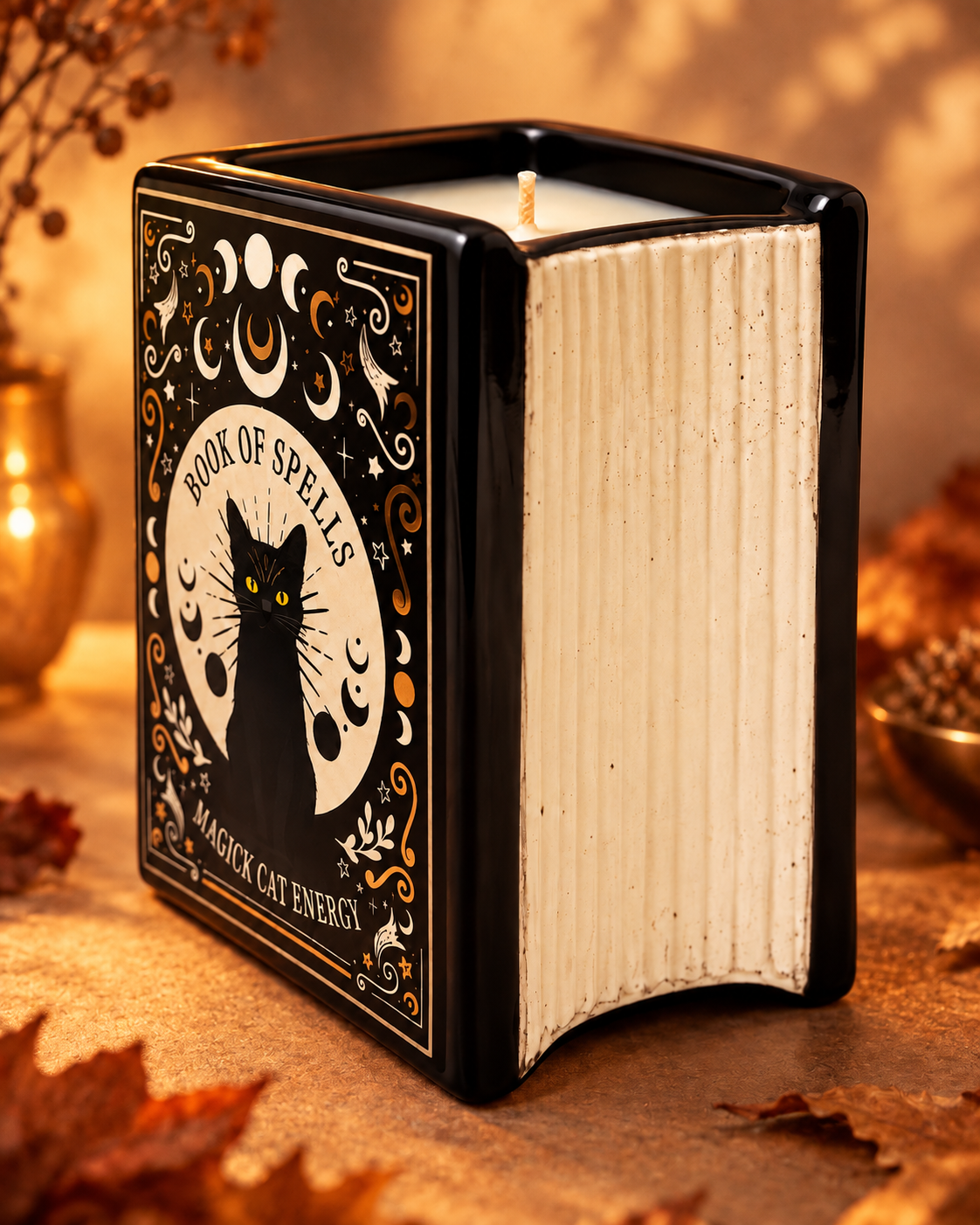 Detalle lateral de vela Book of Spells Pumpkin Spice en taza de cerámica tipo libro